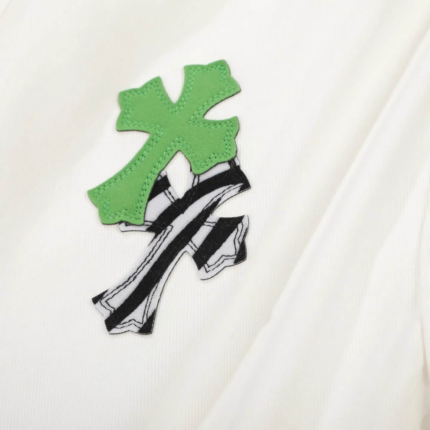 P250 Chrome Hearts CH Miami white and green limited edition cross patch leather jeans. Original purchased and printed. Really restores the ultimate texture of Vintage. Special Italian cowhide print and cut. Customized sheepskin three-layer thick line leather. The whole body is spliced in heavy water washing process. Craftsmen hand-splash ink. You can see the details. Three-dimensional cutting version. Loose and comfortable. Not picky on the figure. Makes you taller and slimmer. Factory Seiko. Original quality control. Same style for men and women. Can be matched with couples. Versatile recommendation. Necessary jeans for all seasons Color: white and green Size: S-XL (corresponding to 28-34)